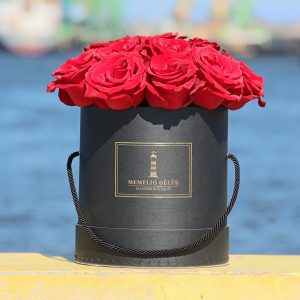 Raudonų rožių juoda dėžutė