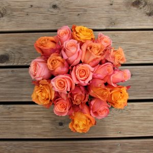 Rožinių ir persikinių rožių dėžutė